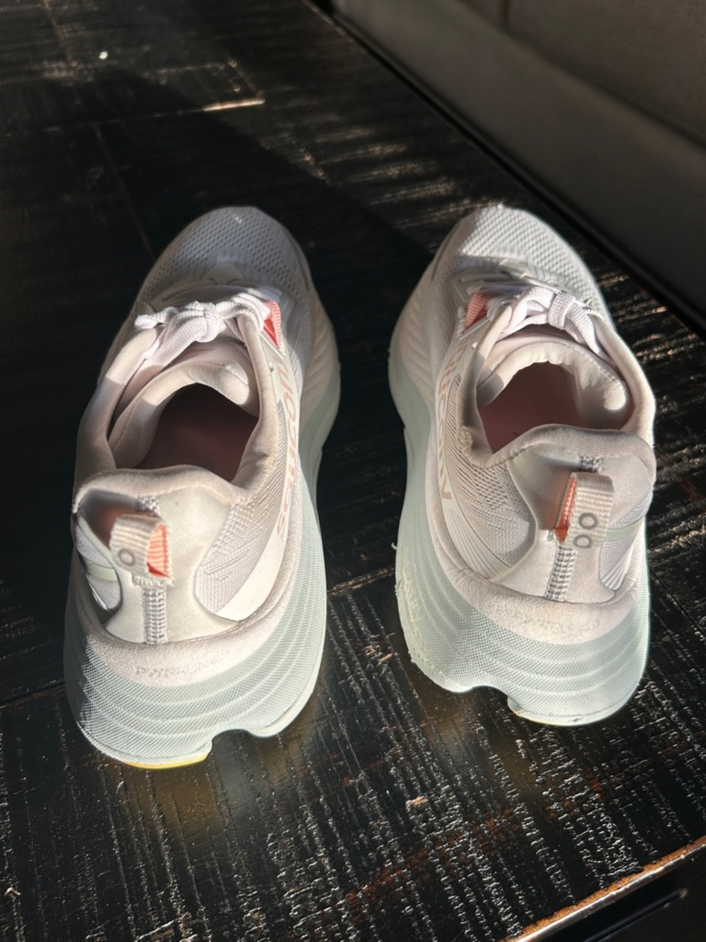 Saucony Hurricane‎ 24 running shoes in the White/Foam colorway - Picture 4 of 12